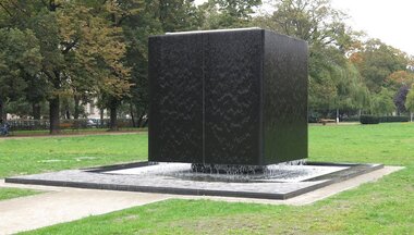 Obklad - G 002 L - fontána, památník Brno